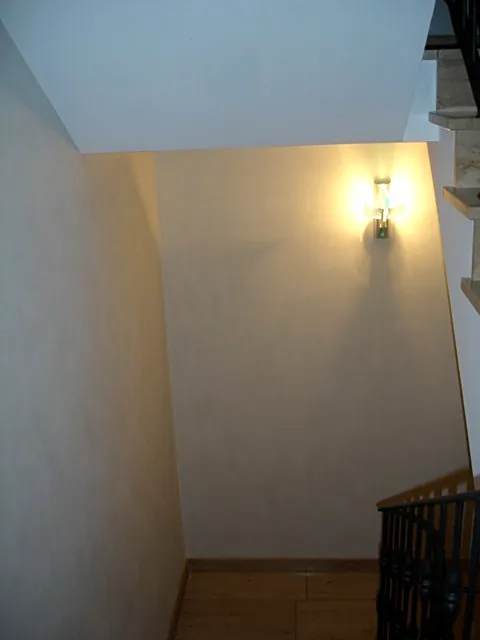 Treppenaufgang mit hellem Anstrich