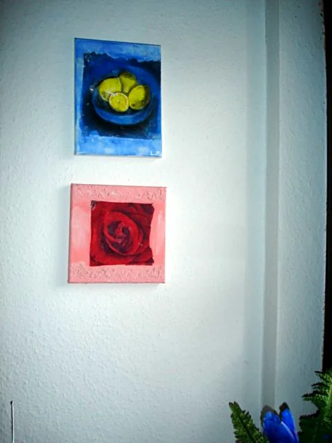 Helle Wand mit zwei kleinen Gemälden